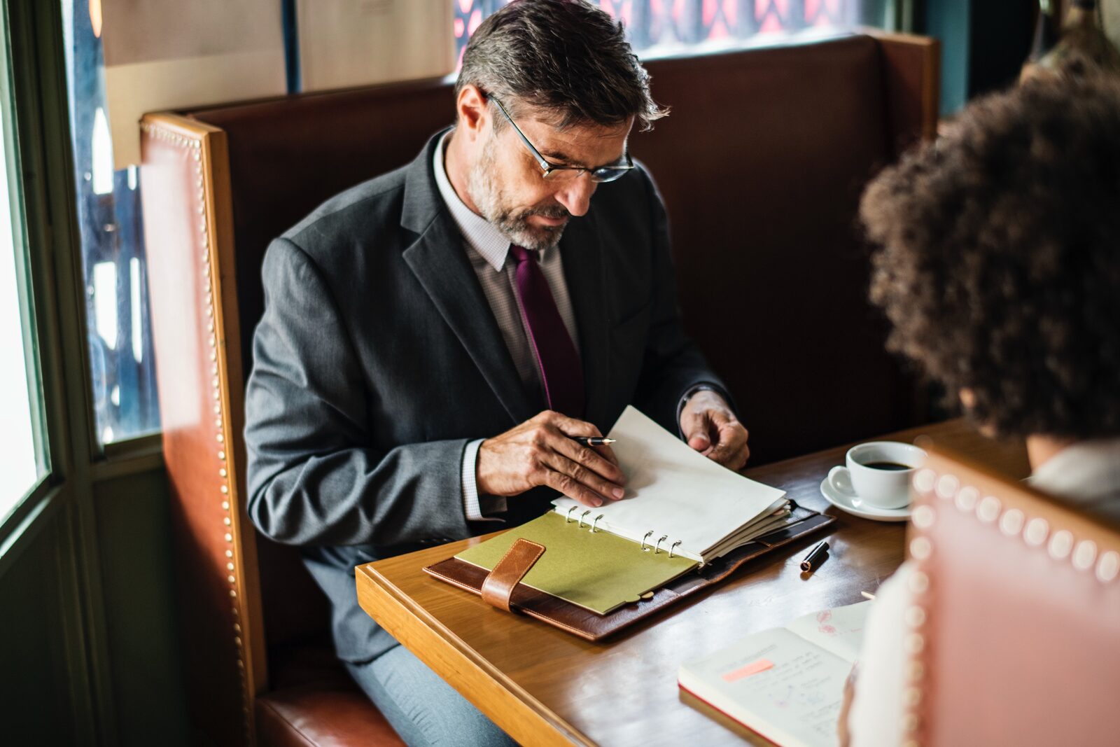 Profesional dando seguimiento a actividades administrativas
